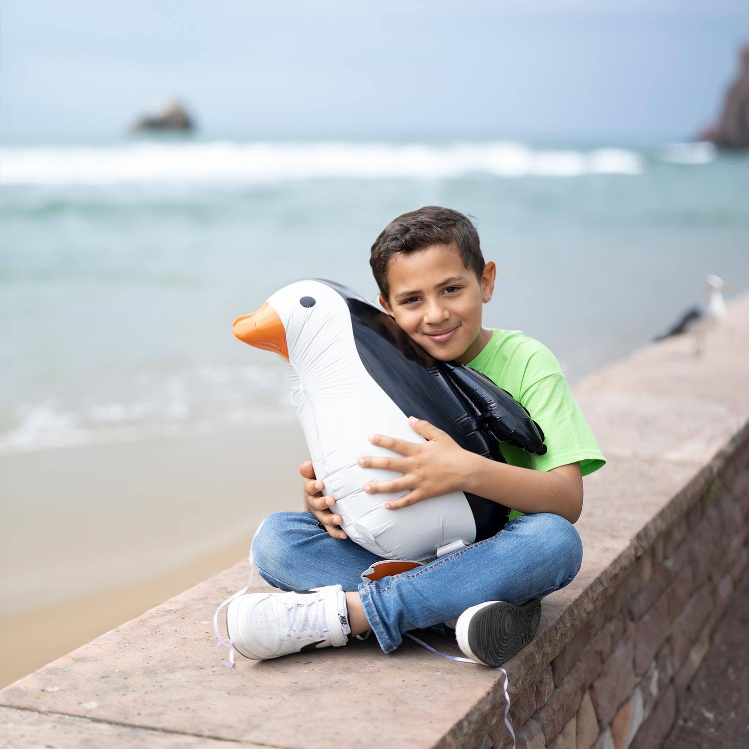Walking Balloon Penguin Foil Balloon W24 Packaged 57 cm x 47 cm