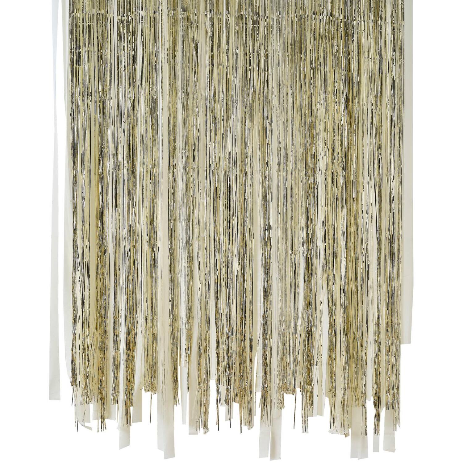 Backdrop PET Fringe and Cream Streamers