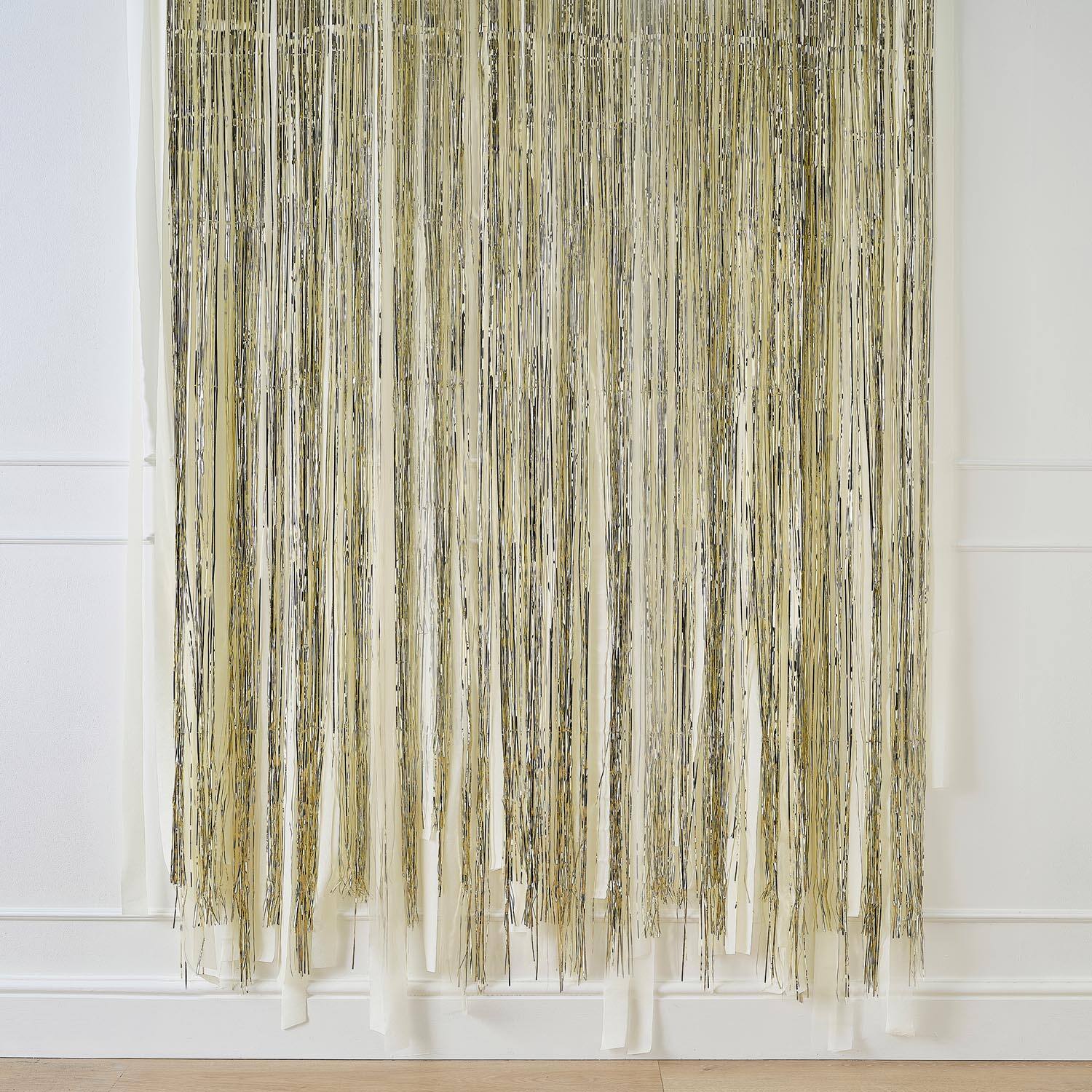 Backdrop PET Fringe and Cream Streamers